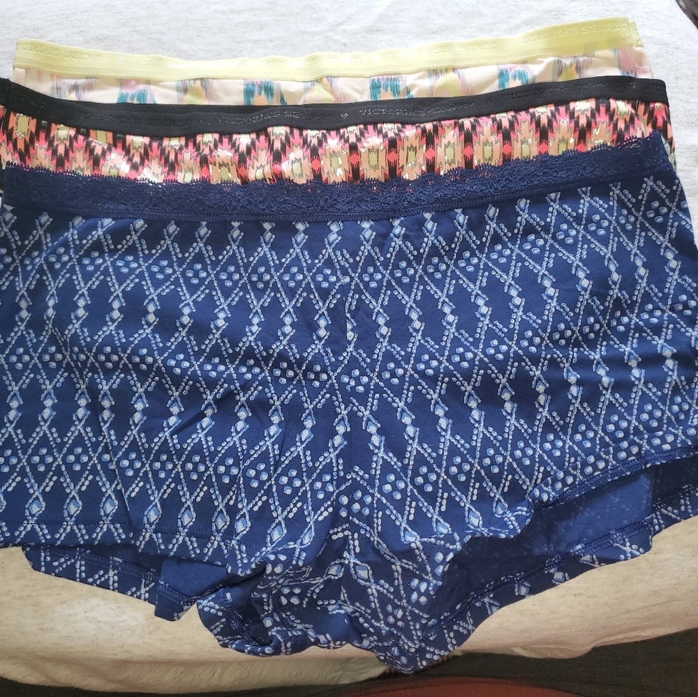 3 panty bundled Victoria's secret size med and lg